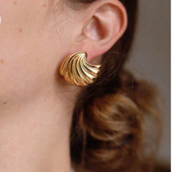 Elegant Gold Shell Earrings A1025 - Picture 2 of 4